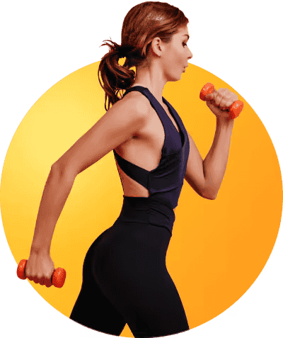 Mujer joven activa ejercitándose con mancuernas